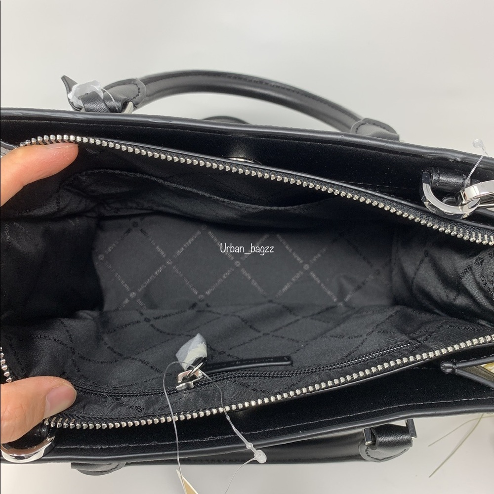 Michael Kors Hope Medium Messenger - Picture 9 of 9